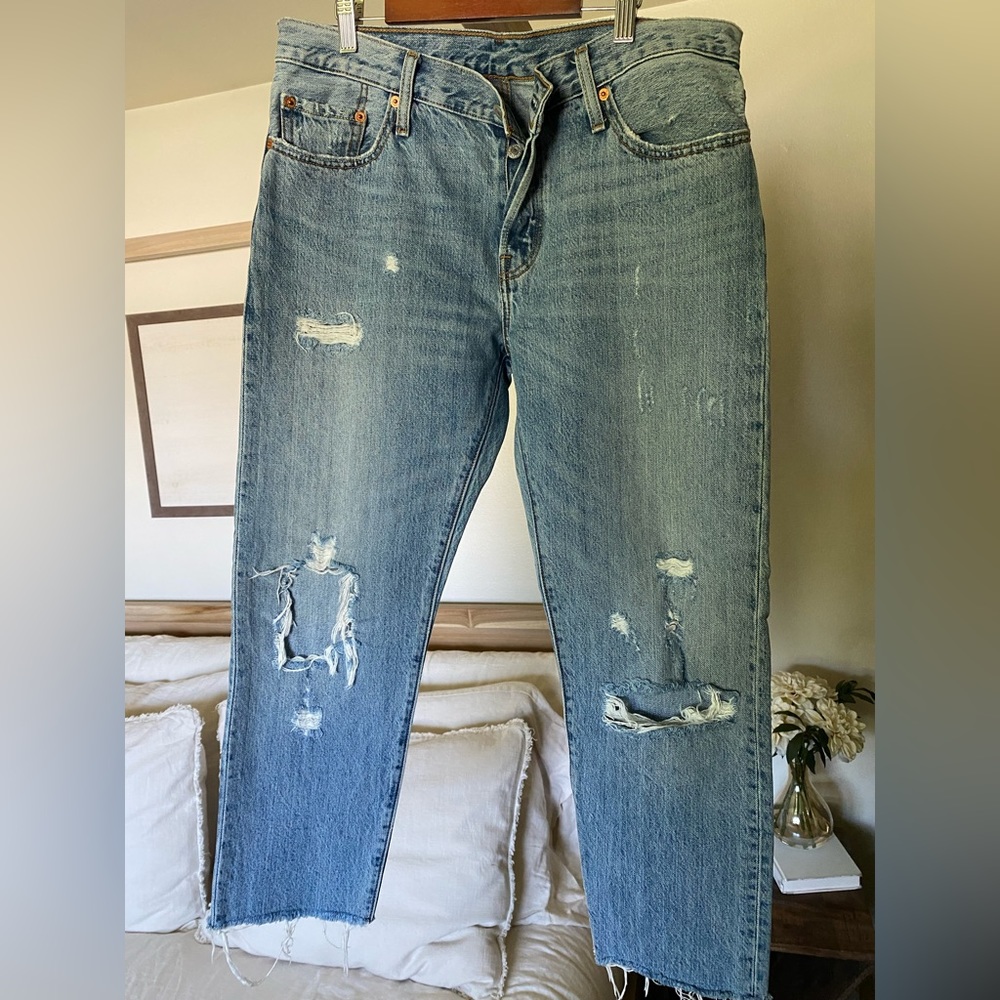 COPY - Levi’s distressed jean